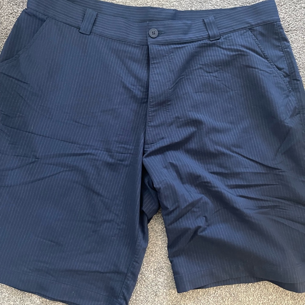 Golf/dress shorts Brand: Under Armour Size:40 Colour: navy
